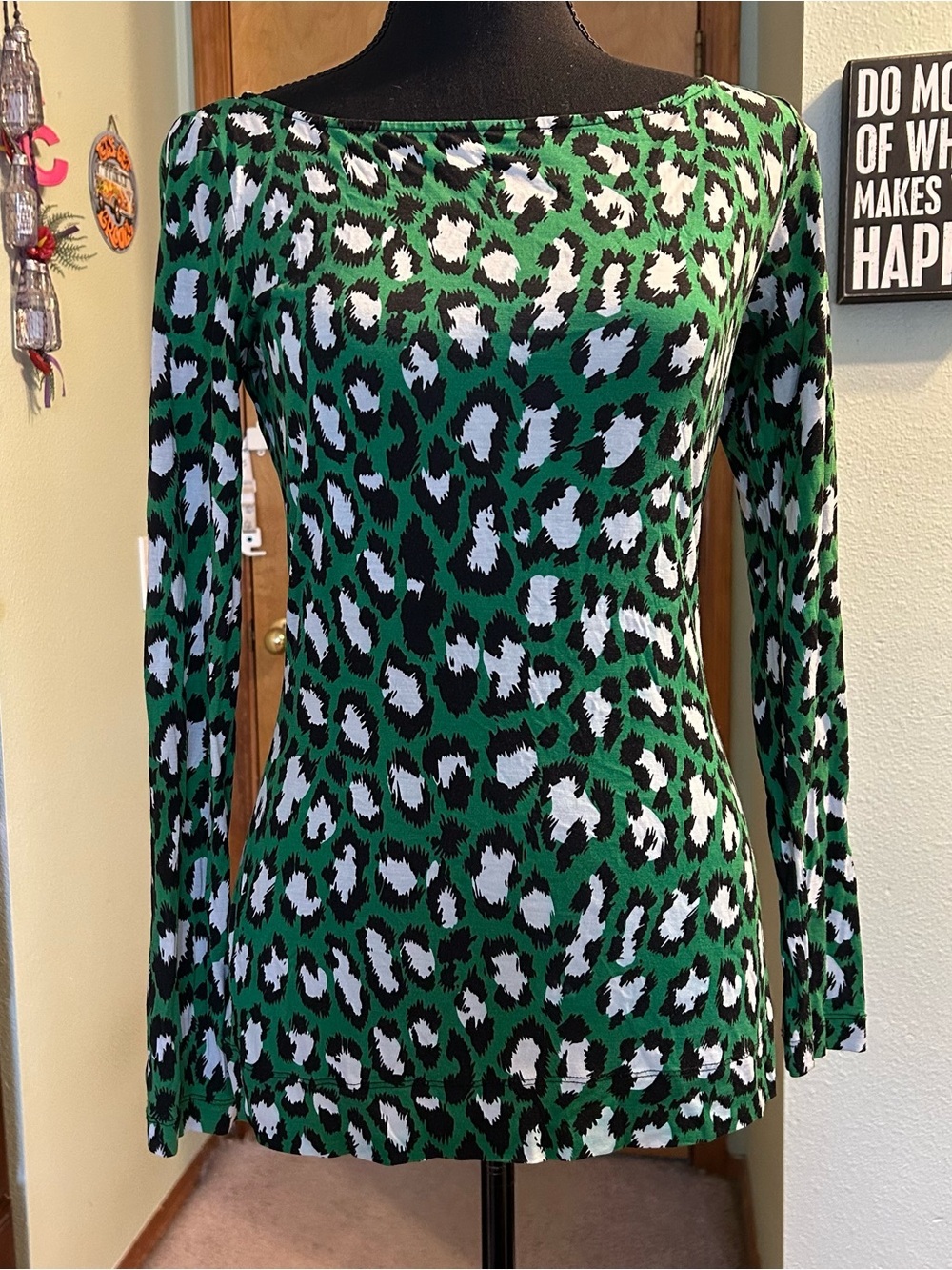 Diane Von Furstenburg green leopard print long sleeve silk blend top size M
